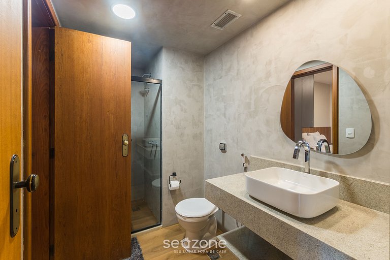 Apto c/ varanda a passos da praia da Barra TLR0113