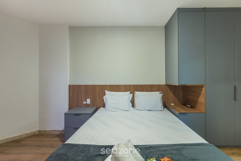 Apto c/ varanda a passos da praia da Barra TLR0113