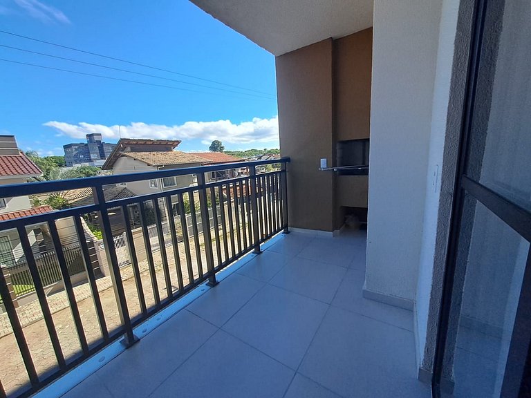 Apto c/ varanda e churrasq. a 500m do Mar MCB0302