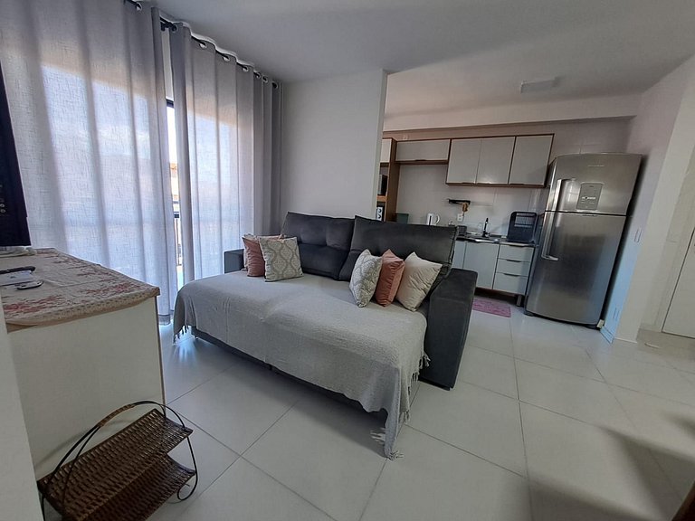 Apto c/ varanda e churrasq. a 500m do Mar MCB0302