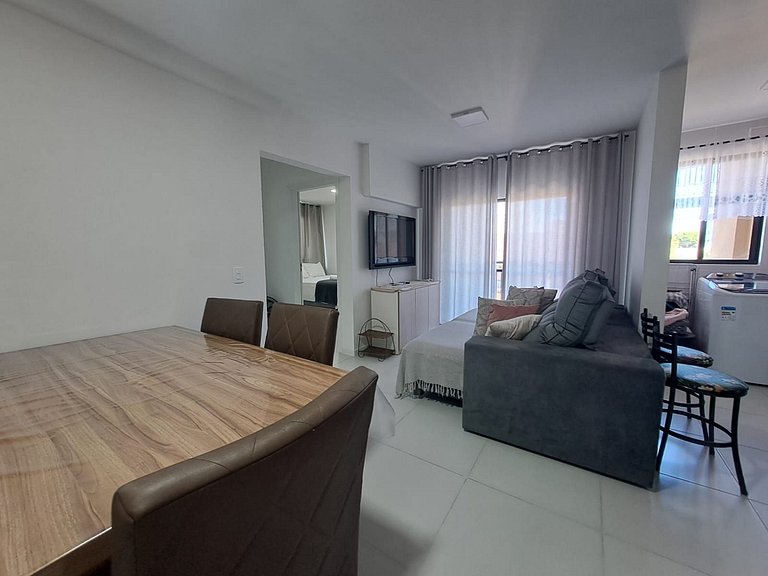 Apto c/ varanda e churrasq. a 500m do Mar MCB0302