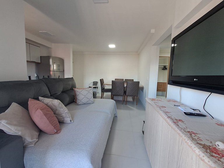 Apto c/ varanda e churrasq. a 500m do Mar MCB0302