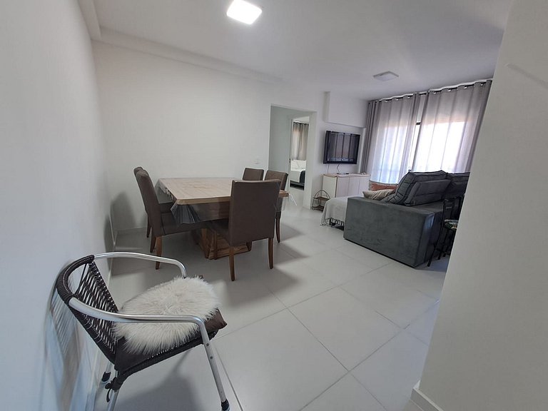 Apto c/ varanda e churrasq. a 500m do Mar MCB0302