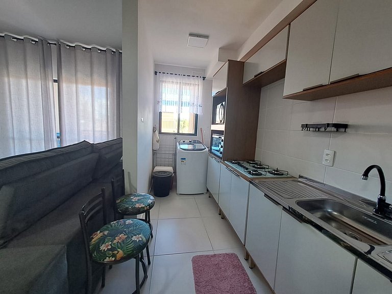 Apto c/ varanda e churrasq. a 500m do Mar MCB0302