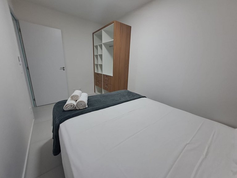 Apto c/ varanda e churrasq. a 500m do Mar MCB0302