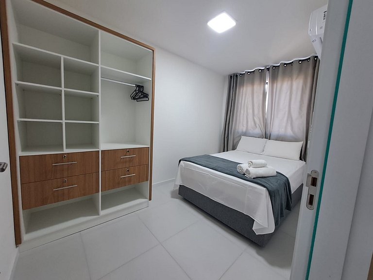 Apto c/ varanda e churrasq. a 500m do Mar MCB0302