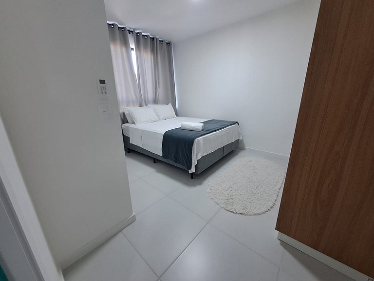 Apto c/ varanda e churrasq. a 500m do Mar MCB0302