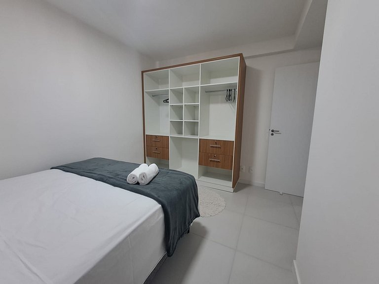 Apto c/ varanda e churrasq. a 500m do Mar MCB0302