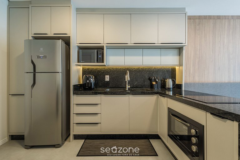 Apto c/ sacada e vista cidade, 220m do Mar FFS0901