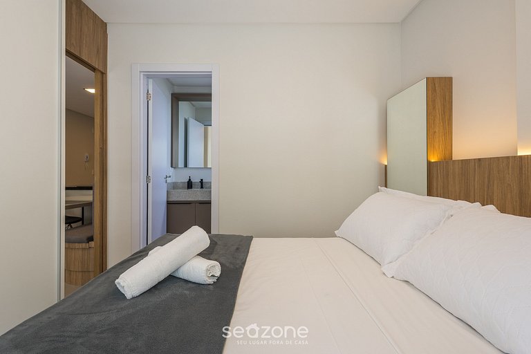 Apto c/ sacada e vista cidade, 220m do Mar FFS0901