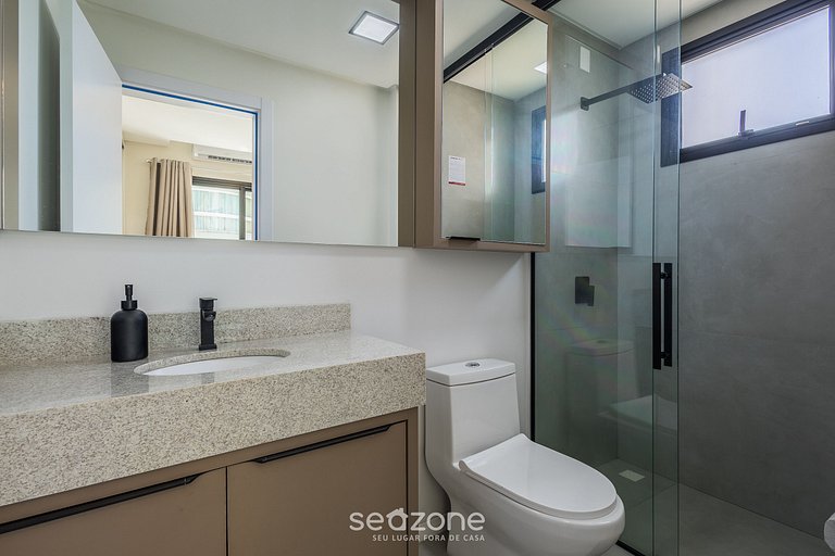 Apto c/ sacada e vista cidade, 220m do Mar FFS0901