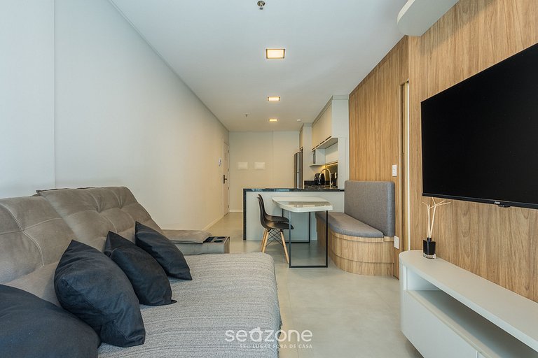 Apto c/ sacada e vista cidade, 220m do Mar FFS0901