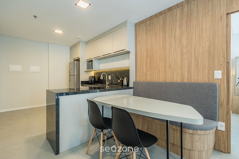 Apto c/ sacada e vista cidade, 220m do Mar FFS0901