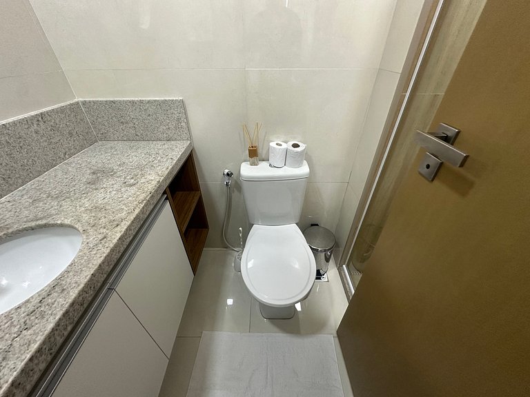 Apto a 500m da Orla em prédio c/ piscina HPA0606