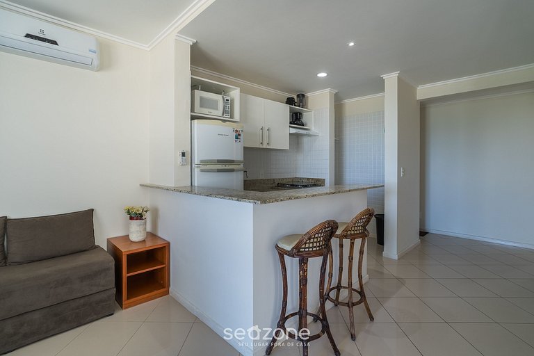 Apto. c/ BBQ en condominio frente al mar POM0113