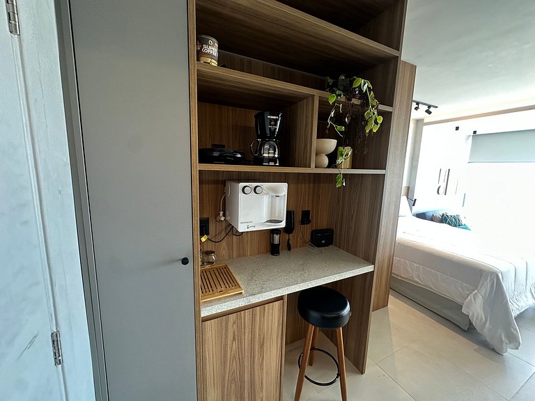 Studio c/ varanda em prédio c/ piscina URB1406