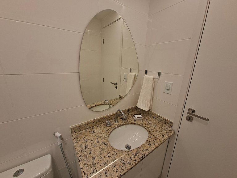 Apto c/ varanda, churrasq. e vista piscina ANO0209