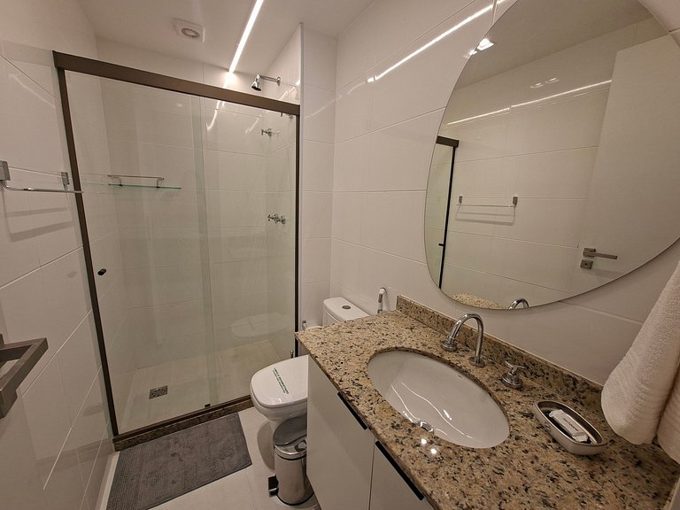 Apto c/ varanda, churrasq. e vista piscina ANO0209