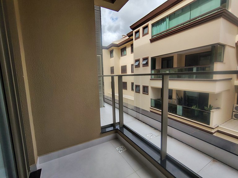 Apto en cond. con gimnasio en Jurerê VOX0210