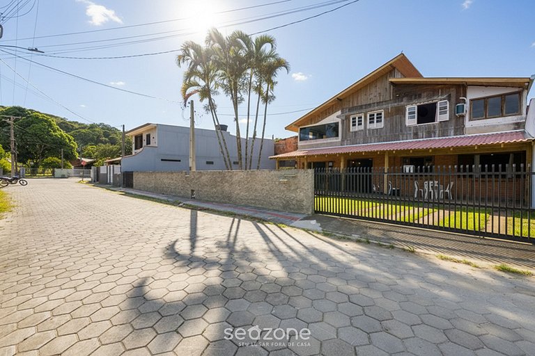 Casa Grande com 3 Quartos em Penha SEL0068
