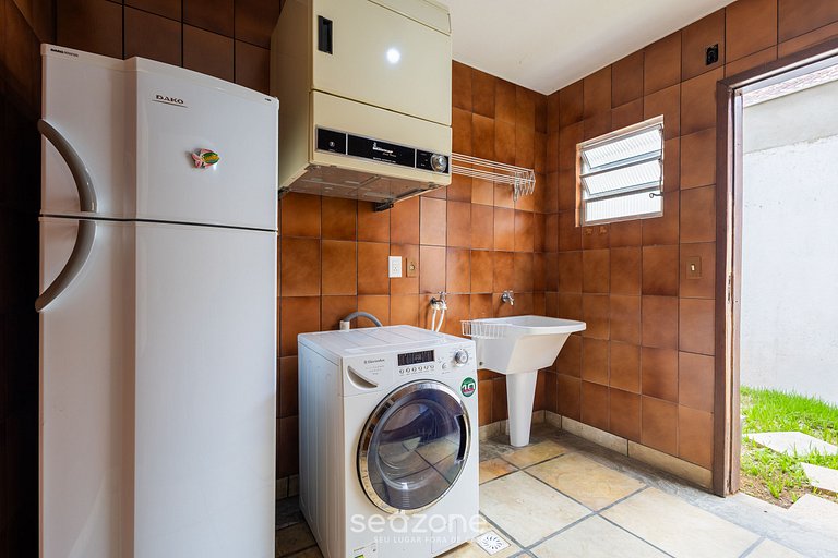 Casa Grande com 3 Quartos em Penha SEL0068