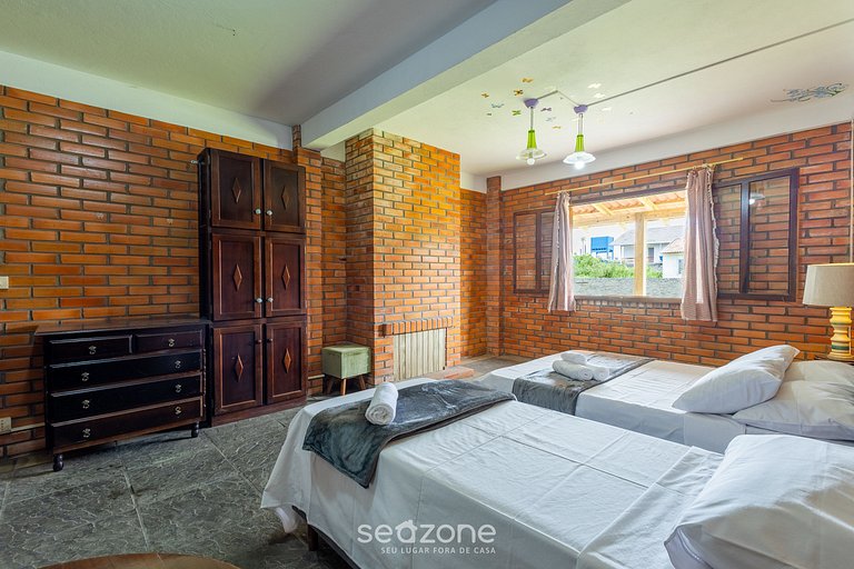 Casa Grande com 3 Quartos em Penha SEL0068