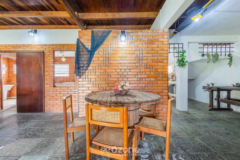 Casa Grande com 3 Quartos em Penha SEL0068