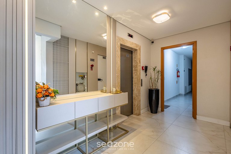 Apto c/ churrasq e varanda, 400m da Praia LEAA0506