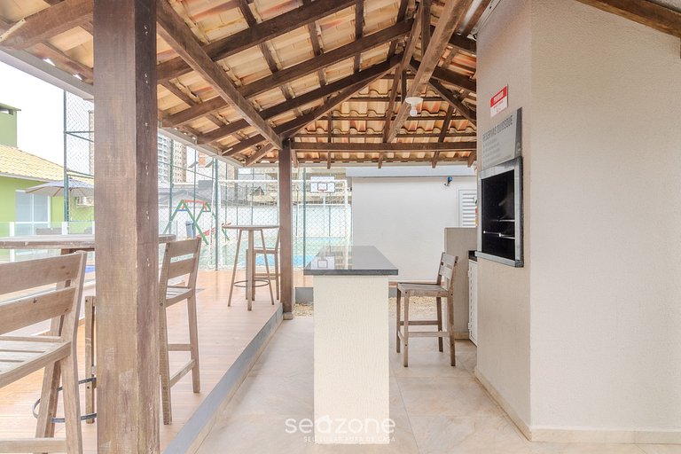 Apto c/ churrasq e varanda, 400m da Praia LEAA0506