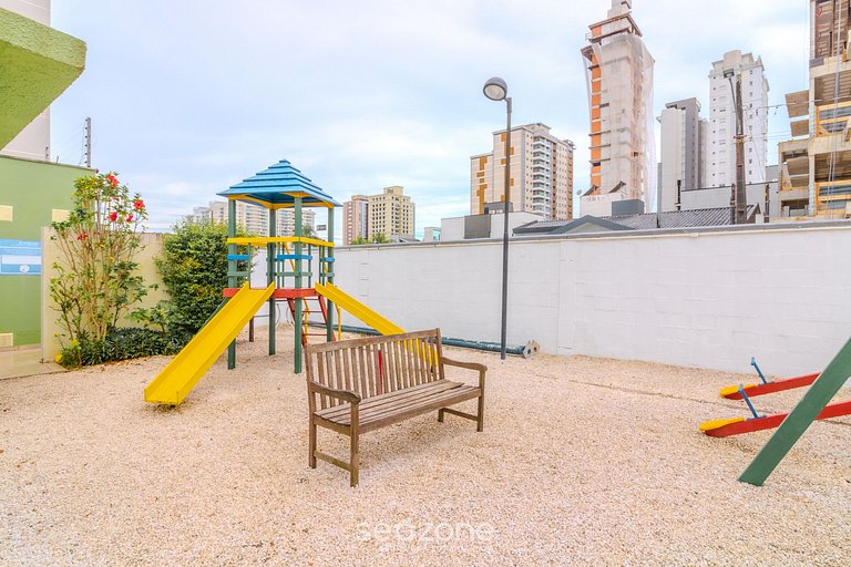 Apto c/ churrasq e varanda, 400m da Praia LEAA0506