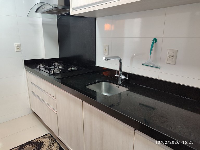 Apto 2 suítes e Churrasq. a 550m da Praia EBF0702