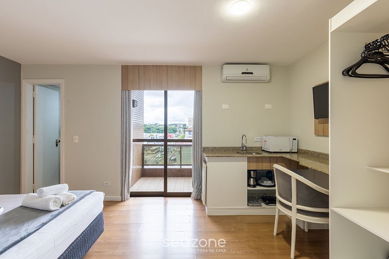 Studio con balcón en cond. con piscina UPP0314