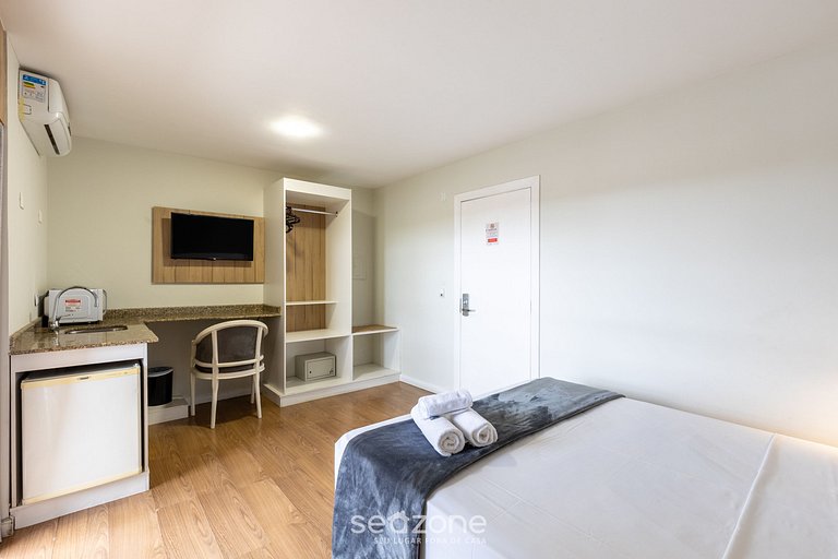 Studio con balcón en cond. con piscina UPP0314