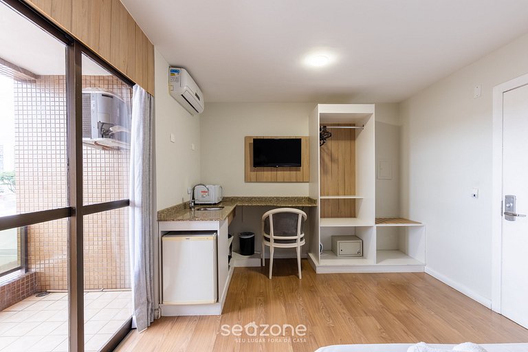 Studio con balcón en cond. con piscina UPP0314