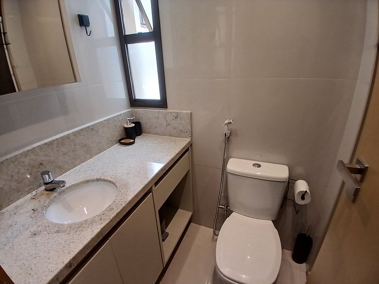 Apto em prédio c/ piscina em Salvador HFO1001