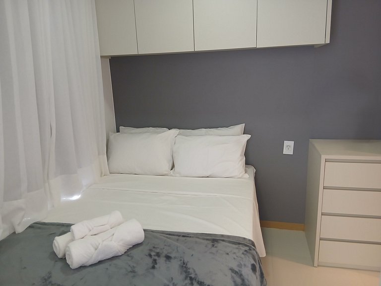 Apto em prédio c/ piscina em Salvador HFO1001