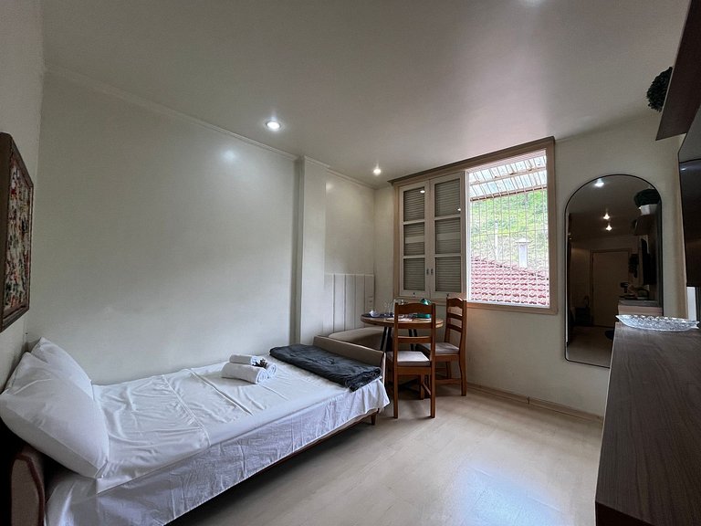 Studio em Cond. c/ Piscina no Centro QUI0605