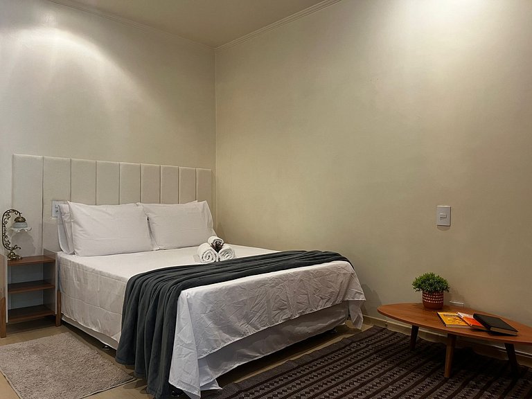 Studio em Cond. c/ Piscina no Centro QUI0605