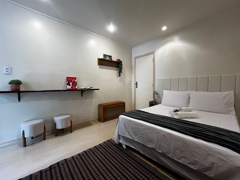 Studio em Cond. c/ Piscina no Centro QUI0605