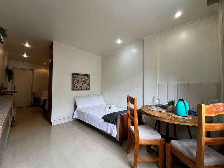 Studio em Cond. c/ Piscina no Centro QUI0605