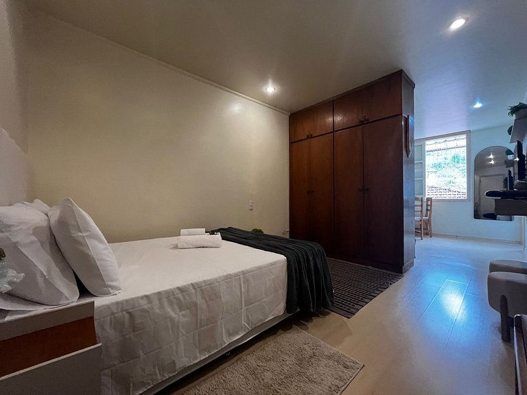 Studio em Cond. c/ Piscina no Centro QUI0605