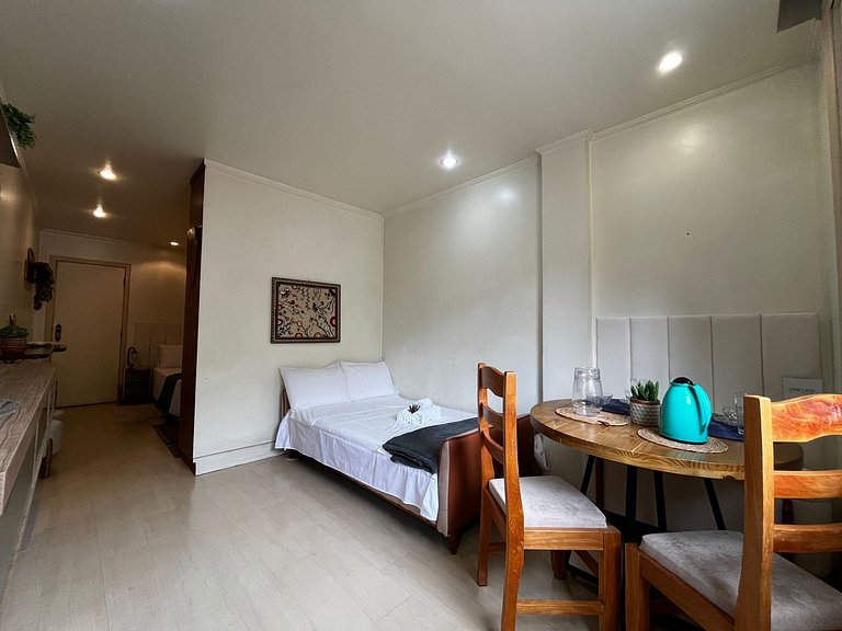 Studio em Cond. c/ Piscina no Centro QUI0605