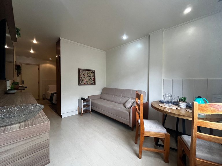 Studio em Cond. c/ Piscina no Centro QUI0605