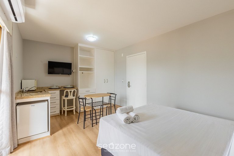 Studio em cond. c/ piscina no Alto da XV - UPP0115