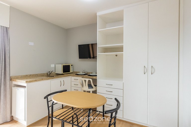 Studio em cond. c/ piscina no Alto da XV - UPP0115