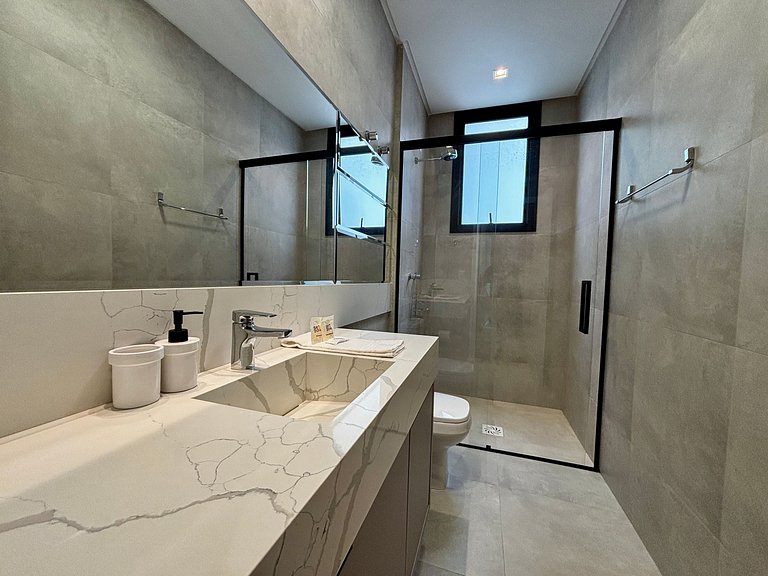 Apto c/ churrasq. a 260 m da Praia EAH0602