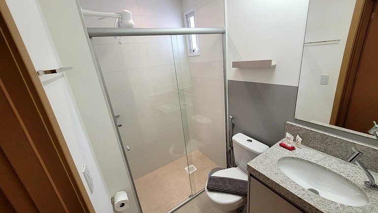 Apt en cond. con piscina en el Centro GRLB1803