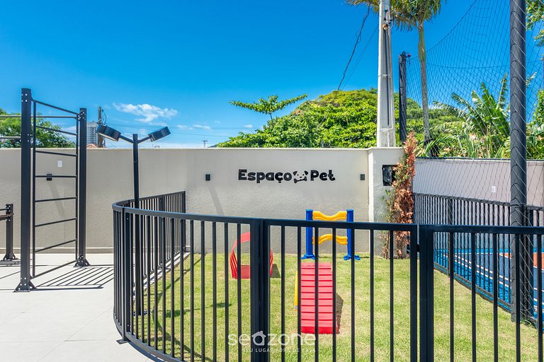 Condomínio com piscina a 450 m do Mar e 650 m do Beto Carrer