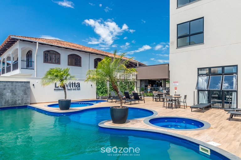 Condomínio com piscina a 450 m do Mar e 650 m do Beto Carrer