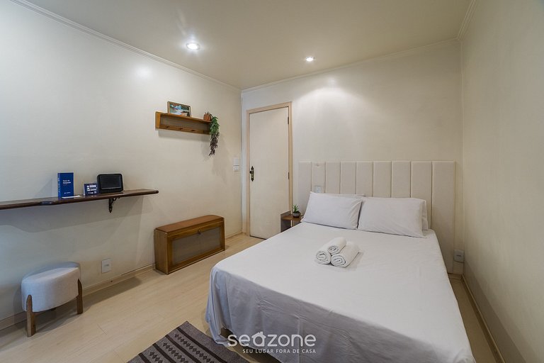 Studio em Cond. c/ Piscina no Centro QUI0605